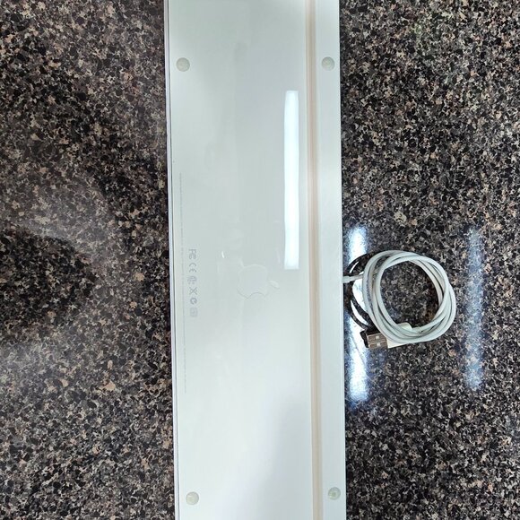 Apple USB A1243 Wired Keyboard with Numeric Keypad with 2 Additional USB Ports - Picture 3 of 9